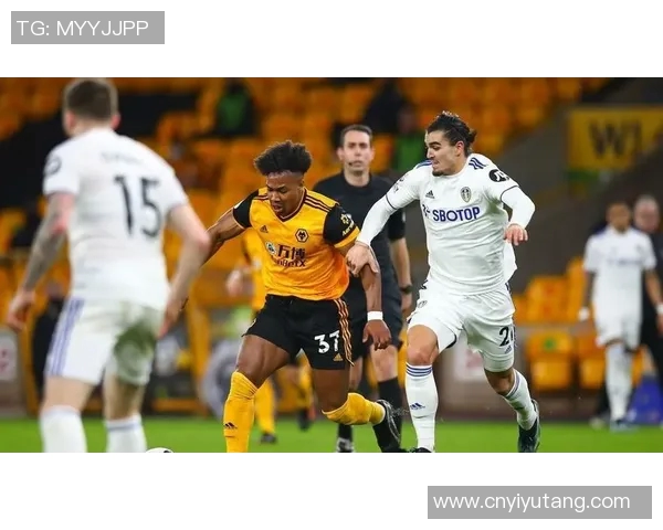 利兹联队与狼队激战正酣谁能在英超赛场上笑到最后